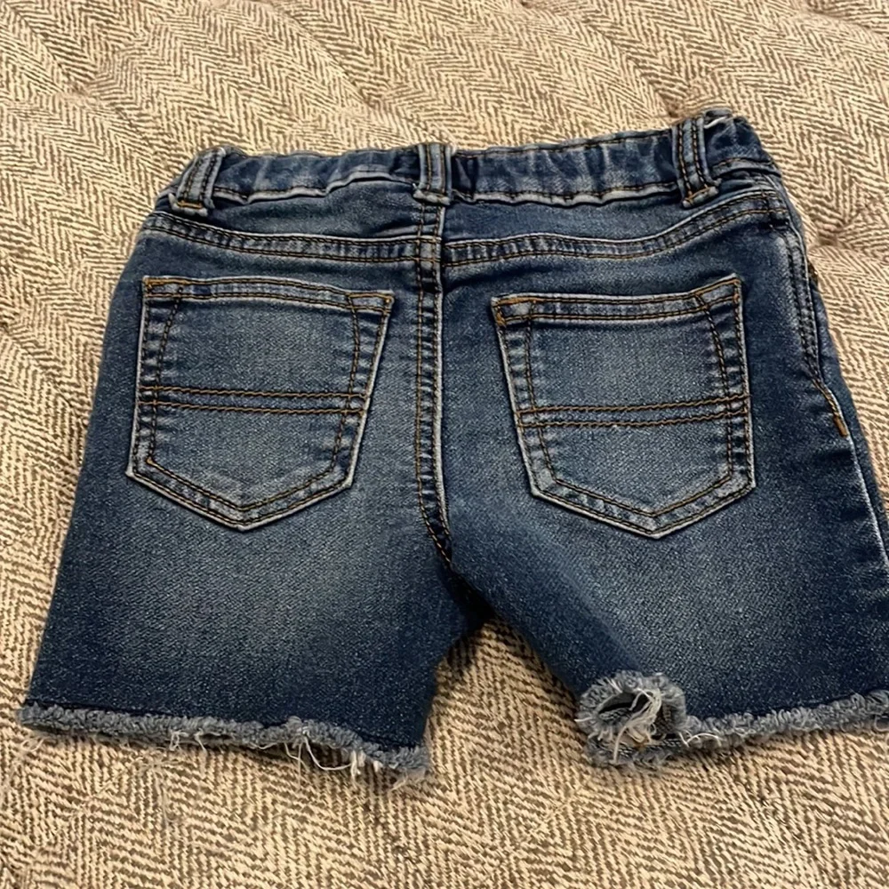 Oshkosh jean shorts size 18 mths
